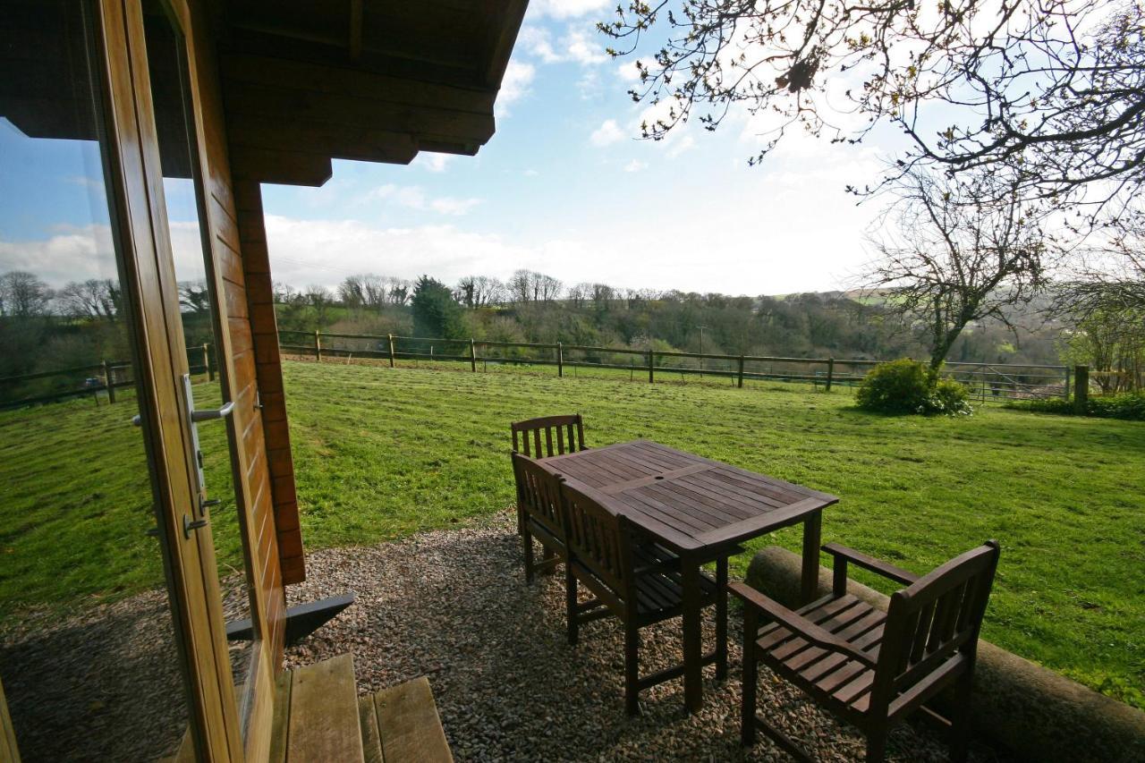 Yealm Cabin Self Catering Log Cabin In Devon With Hot Tub Plymouth Exterior foto